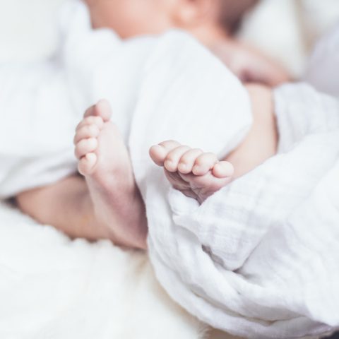 Il mio bambino ha episodi di febbre ricorrente con afte linfoadenomegalie: la pfapa